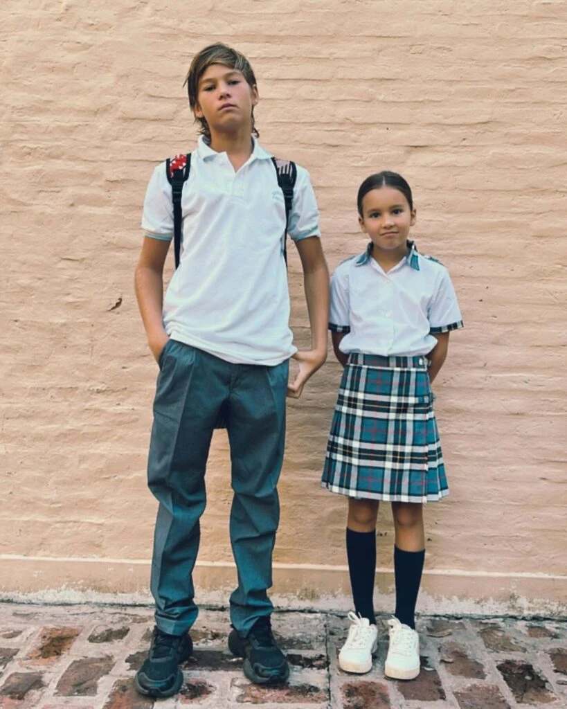 Así lucen Suria e Indra Camisani, los hijos de Dolores Barreiro, en su primer día de clase