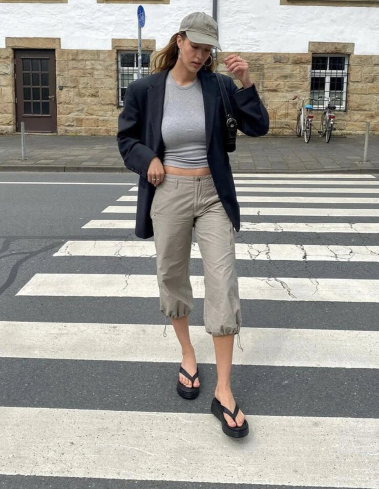 Así se usan los pantalones capri este verano 2024. Foto: Pinterest. 