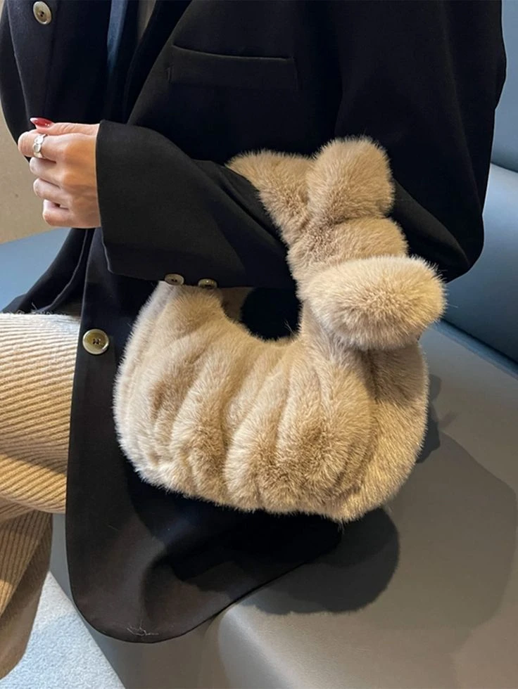 Guía de estilo: así se usan las prendas con peluche, que enamoran a la tendencia mob wife