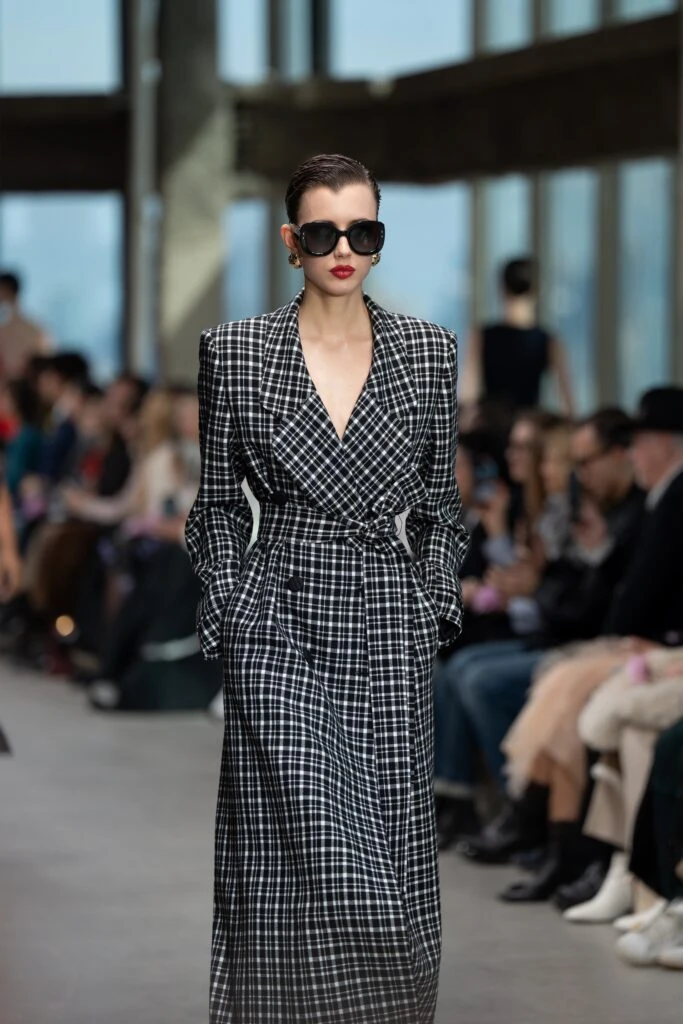 Elegancia en las Alturas: Carolina Herrera eleva la moda en la Semana de la Moda de Nueva York