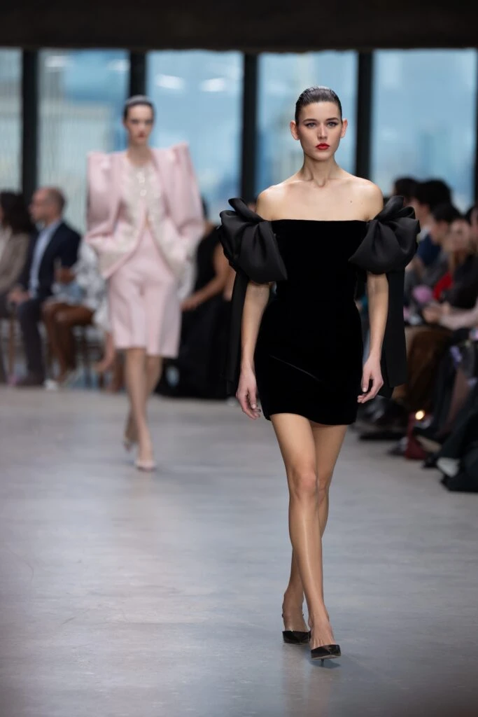 Elegancia en las Alturas: Carolina Herrera eleva la moda en la Semana de la Moda de Nueva York