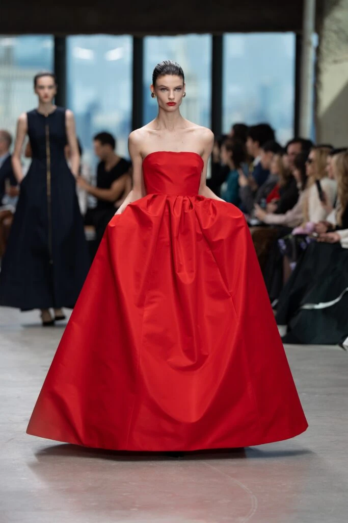 Elegancia en las Alturas: Carolina Herrera eleva la moda en la Semana de la Moda de Nueva York