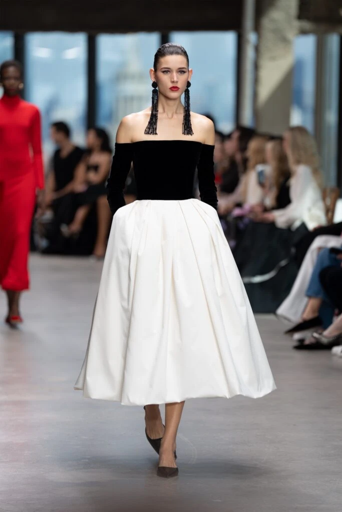Elegancia en las Alturas: Carolina Herrera eleva la moda en la Semana de la Moda de Nueva York