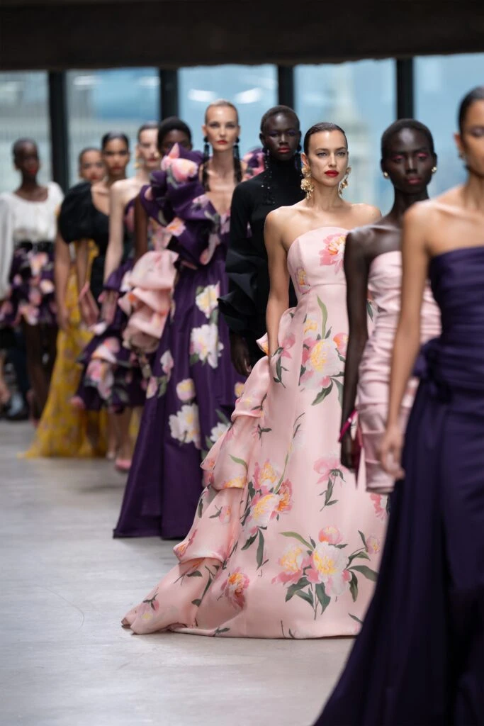 Elegancia en las Alturas: Carolina Herrera eleva la moda en la Semana de la Moda de Nueva York