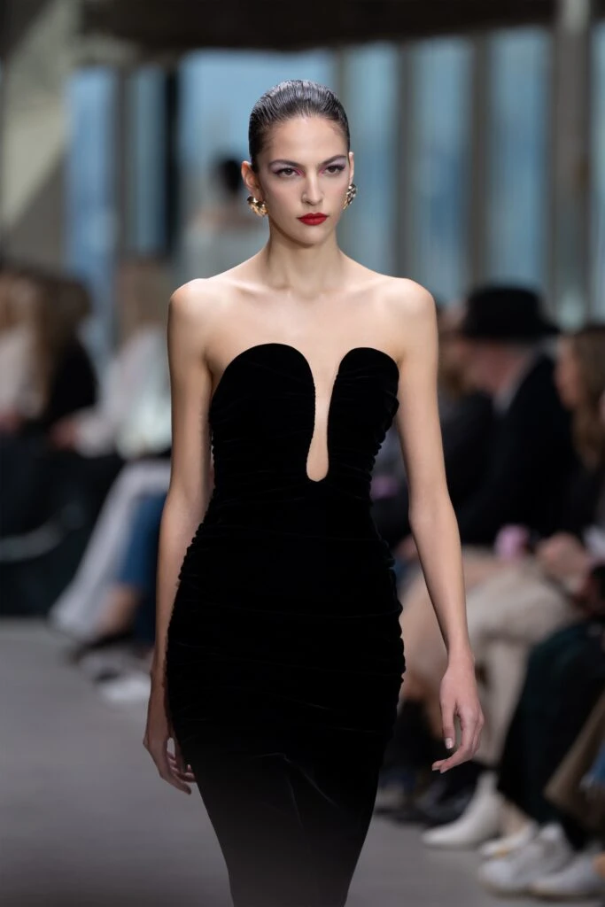 Elegancia en las Alturas: Carolina Herrera eleva la moda en la Semana de la Moda de Nueva York