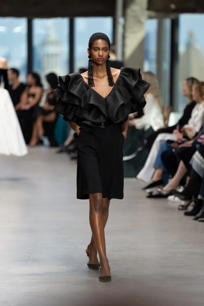 Elegancia en las Alturas: Carolina Herrera eleva la moda en la Semana de la Moda de Nueva York