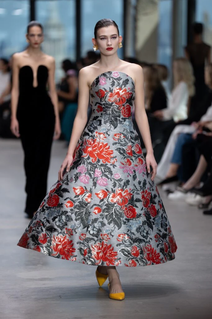 Elegancia en las Alturas: Carolina Herrera eleva la moda en la Semana de la Moda de Nueva York