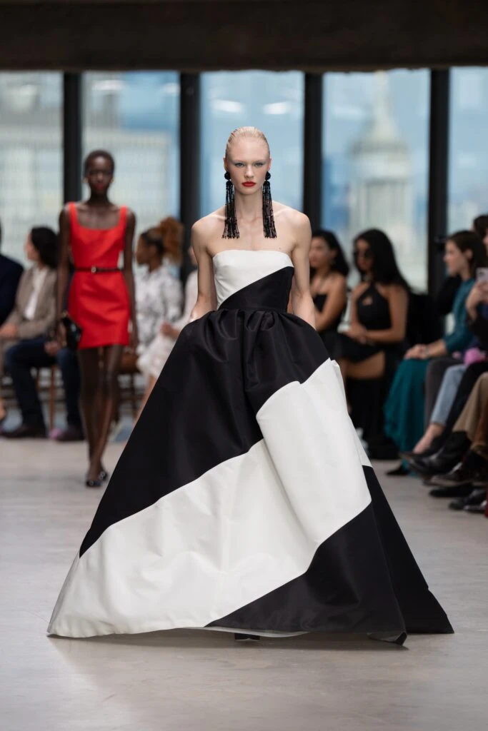 Elegancia en las Alturas: Carolina Herrera eleva la moda en la Semana de la Moda de Nueva York