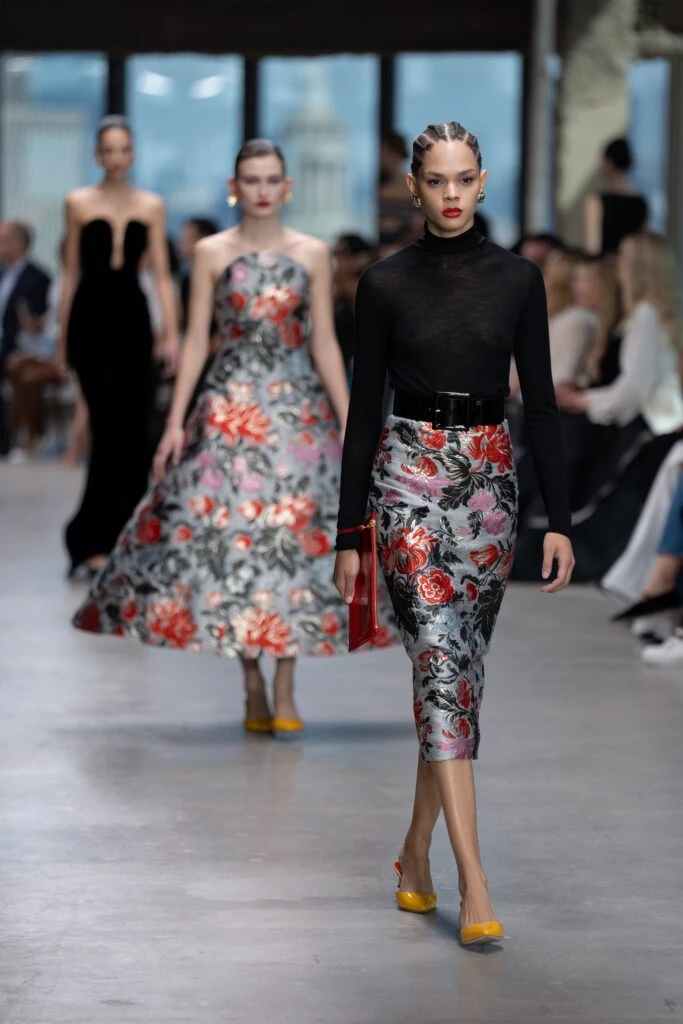 Elegancia en las Alturas: Carolina Herrera eleva la moda en la Semana de la Moda de Nueva York
