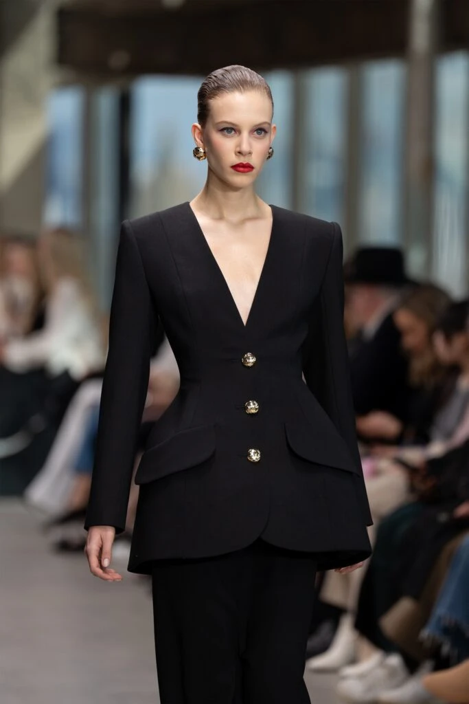 Elegancia en las Alturas: Carolina Herrera eleva la moda en la Semana de la Moda de Nueva York