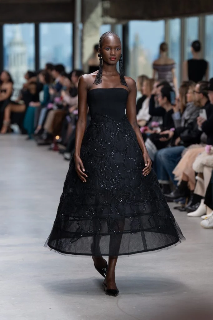 Elegancia en las Alturas: Carolina Herrera eleva la moda en la Semana de la Moda de Nueva York