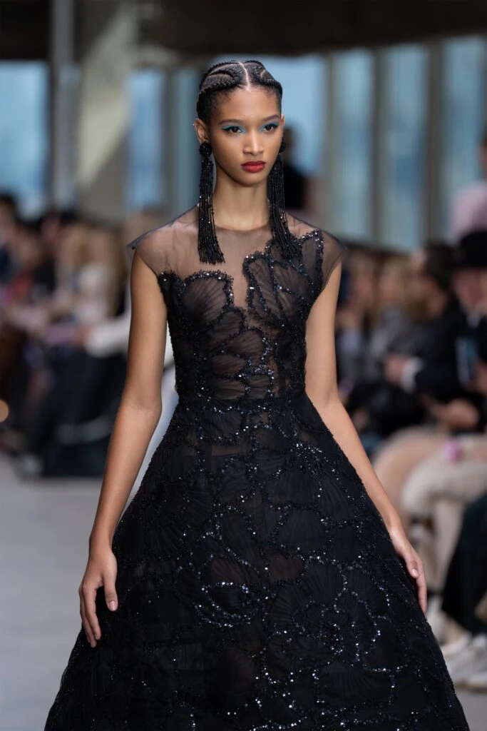 Elegancia en las Alturas: Carolina Herrera eleva la moda en la Semana de la Moda de Nueva York