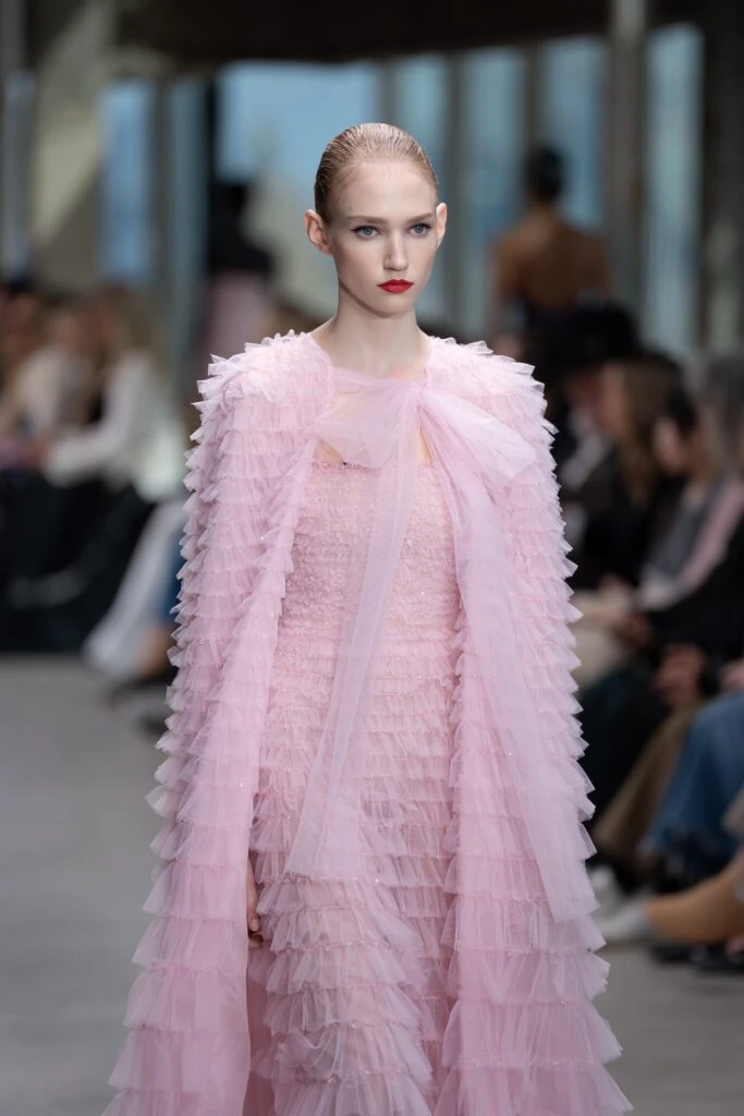 Elegancia en las Alturas: Carolina Herrera eleva la moda en la Semana de la Moda de Nueva York