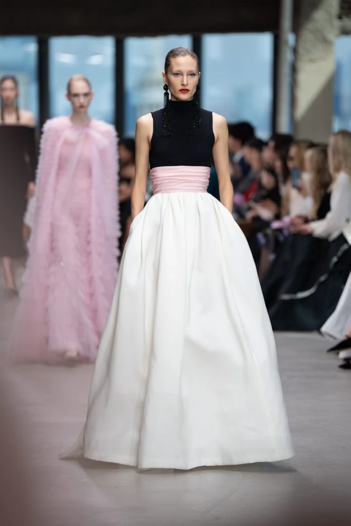 Elegancia en las Alturas: Carolina Herrera eleva la moda en la Semana de la Moda de Nueva York
