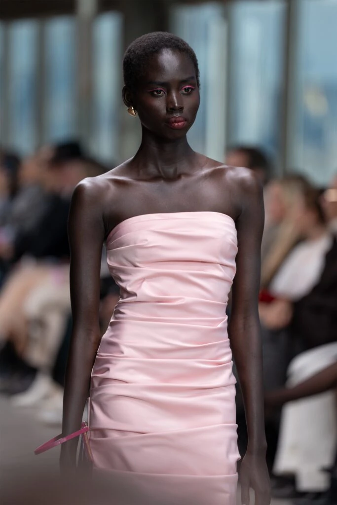 Elegancia en las Alturas: Carolina Herrera eleva la moda en la Semana de la Moda de Nueva York