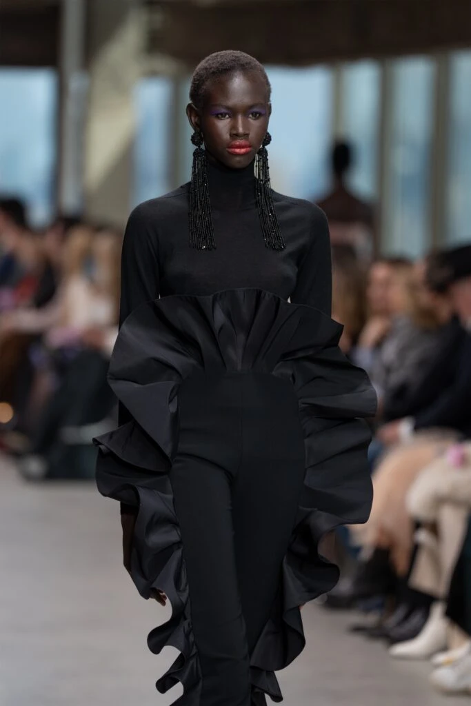 Elegancia en las Alturas: Carolina Herrera eleva la moda en la Semana de la Moda de Nueva York