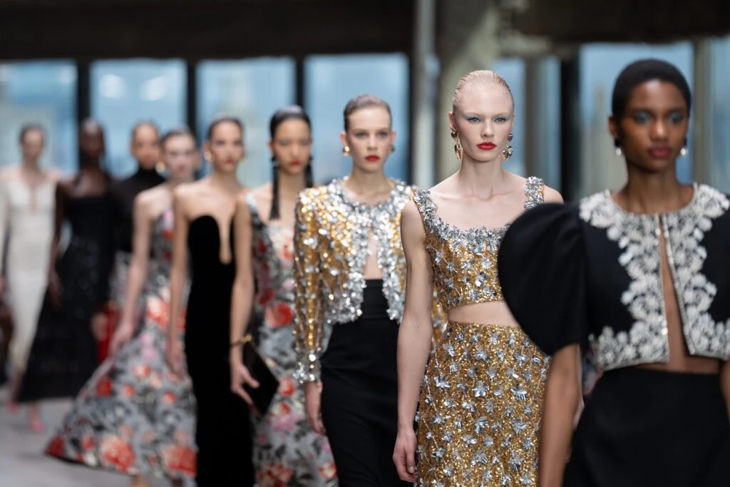 Elegancia en las Alturas: Carolina Herrera eleva la moda en la Semana de la Moda de Nueva York