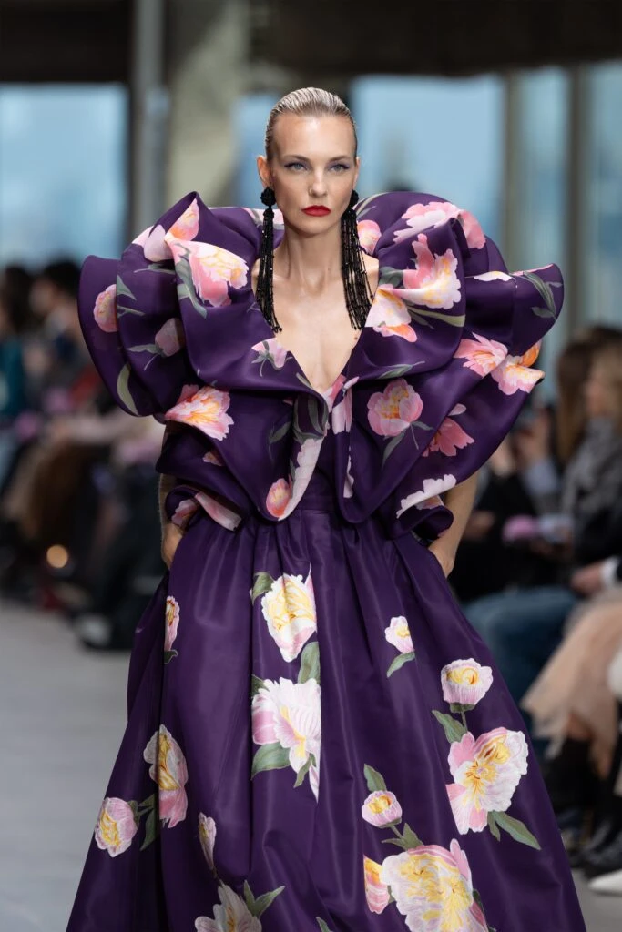 Elegancia en las Alturas: Carolina Herrera eleva la moda en la Semana de la Moda de Nueva York