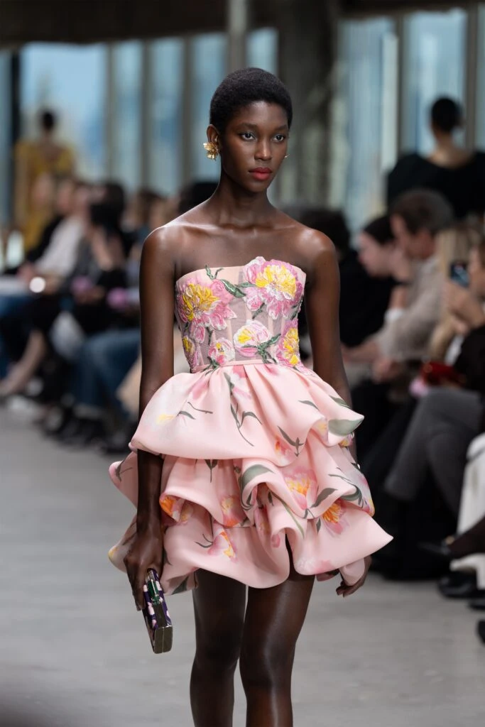 Elegancia en las Alturas: Carolina Herrera eleva la moda en la Semana de la Moda de Nueva York