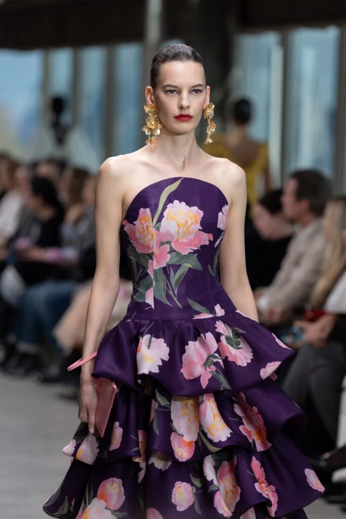 Elegancia en las Alturas: Carolina Herrera eleva la moda en la Semana de la Moda de Nueva York