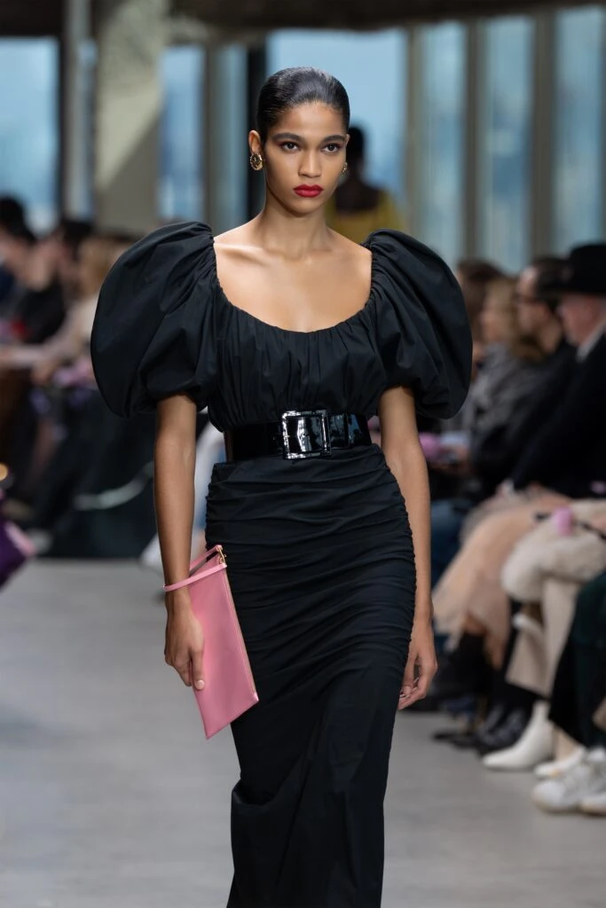 Elegancia en las Alturas: Carolina Herrera eleva la moda en la Semana de la Moda de Nueva York