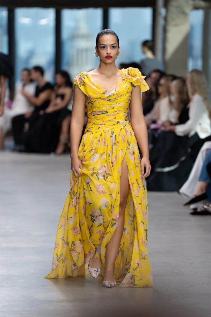 Elegancia en las Alturas: Carolina Herrera eleva la moda en la Semana de la Moda de Nueva York