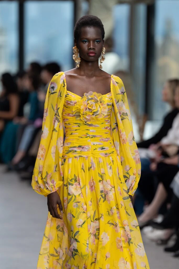 Elegancia en las Alturas: Carolina Herrera eleva la moda en la Semana de la Moda de Nueva York