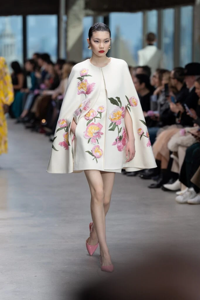 Elegancia en las Alturas: Carolina Herrera eleva la moda en la Semana de la Moda de Nueva York