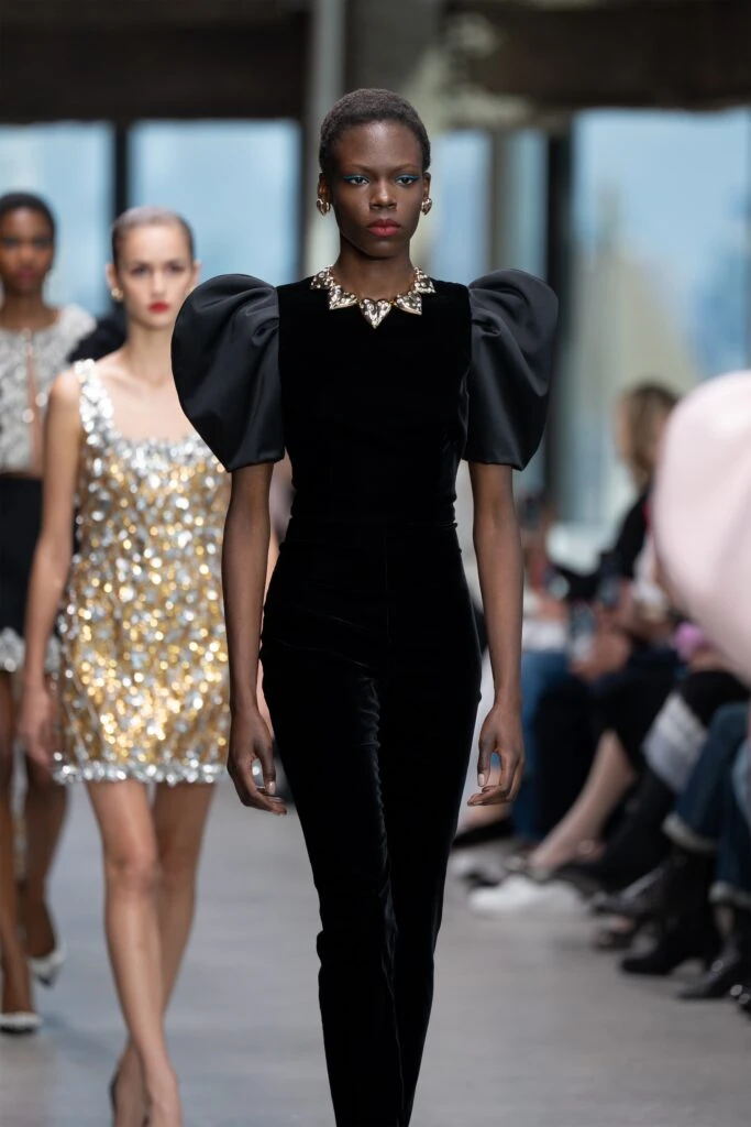 Elegancia en las Alturas: Carolina Herrera eleva la moda en la Semana de la Moda de Nueva York