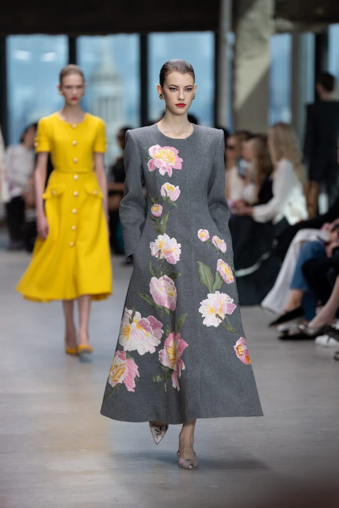 Elegancia en las Alturas: Carolina Herrera eleva la moda en la Semana de la Moda de Nueva York