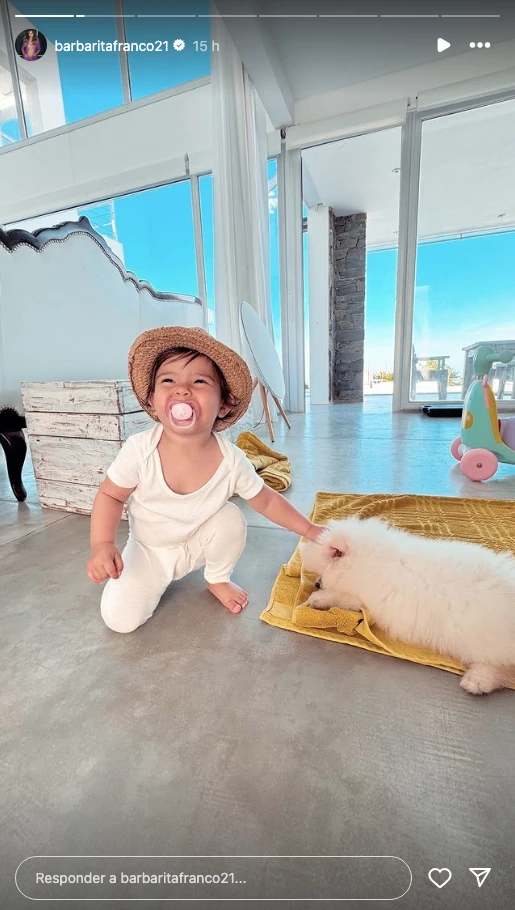 Sarah Burlando con Blue, la perrita que Cristian Castro le había regalado a Susana, pero no aceptó.