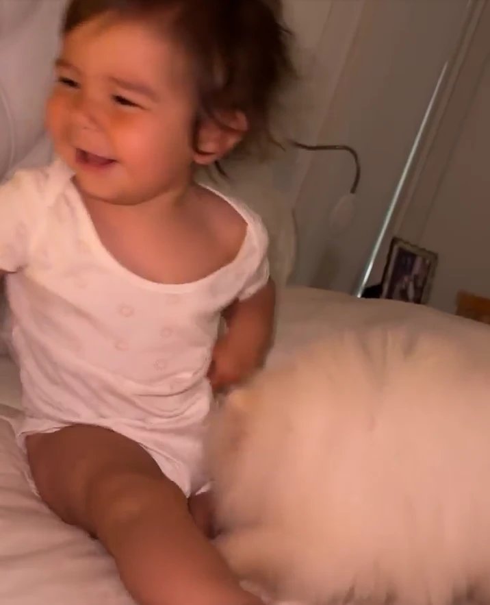 Sarah Burlando con Blue, la perrita que Cristian Castro le había regalado a Susana, pero no aceptó.