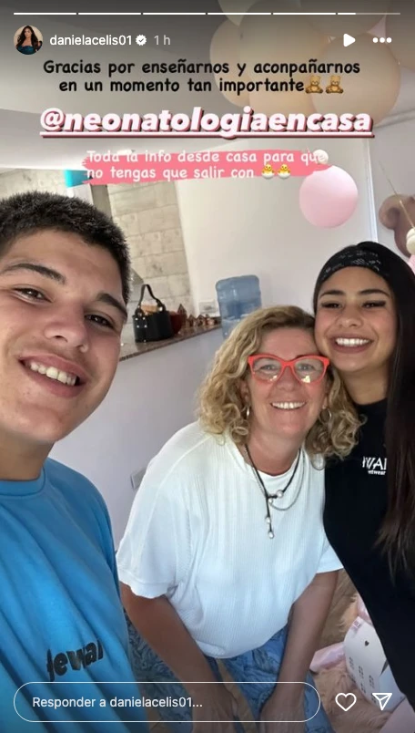 Daniela y Thiago recibieron la visita de la neonatóloga que controla a las gemelas.