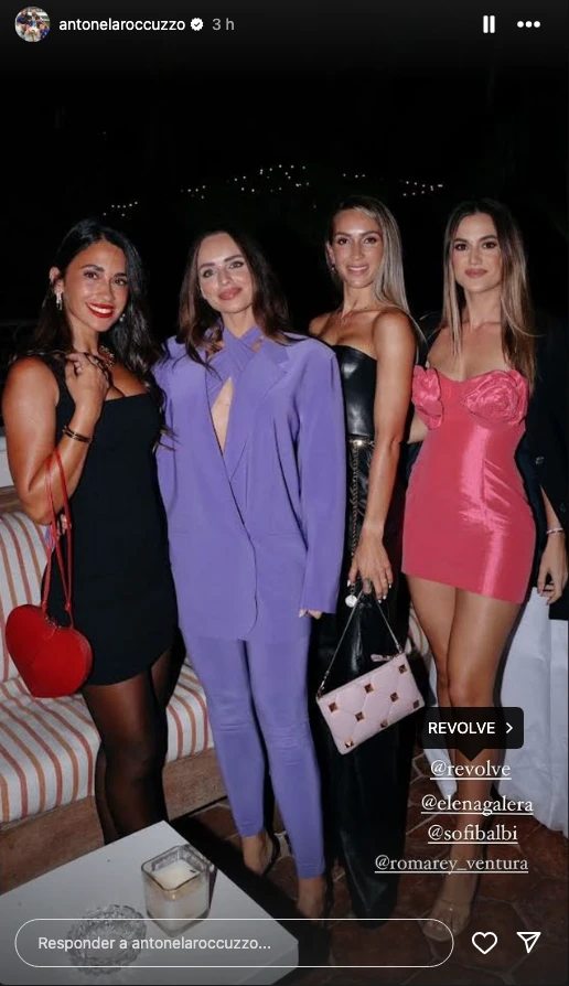 Antonela Roccuzzo con sus amigas en una cena.