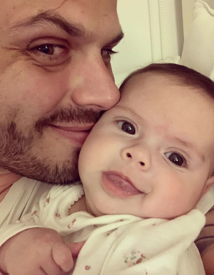 Nacho Otero con su hijita Alba, que nació en julio de 2023.