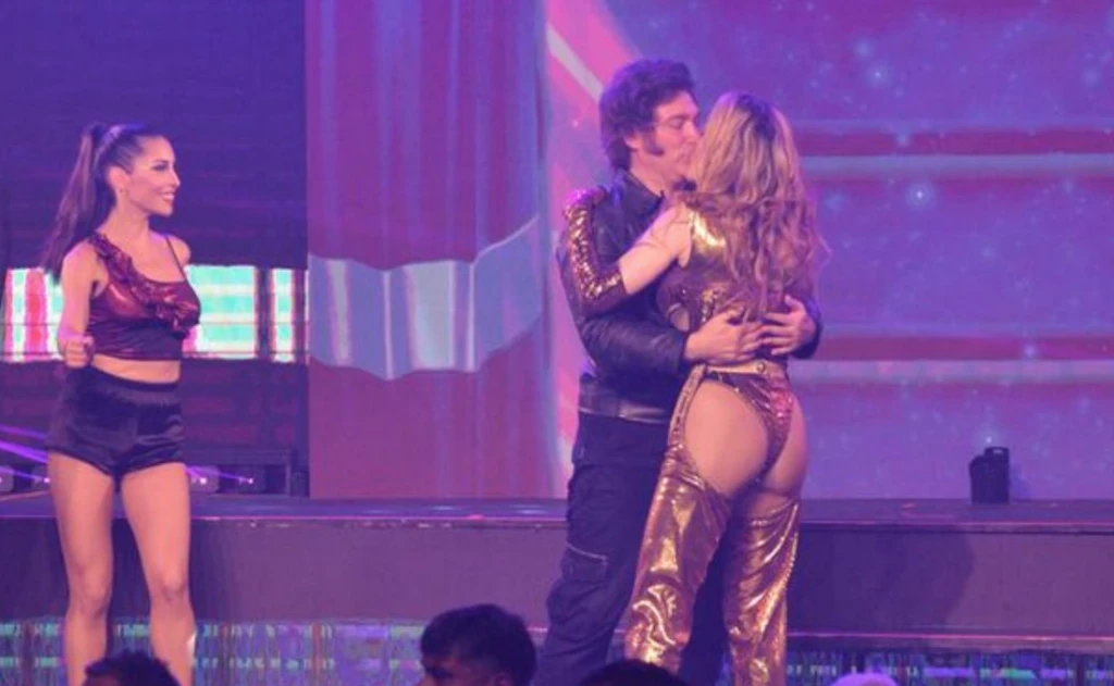 El beso de Fátima Florez y Javier Milei sobre el escenario
