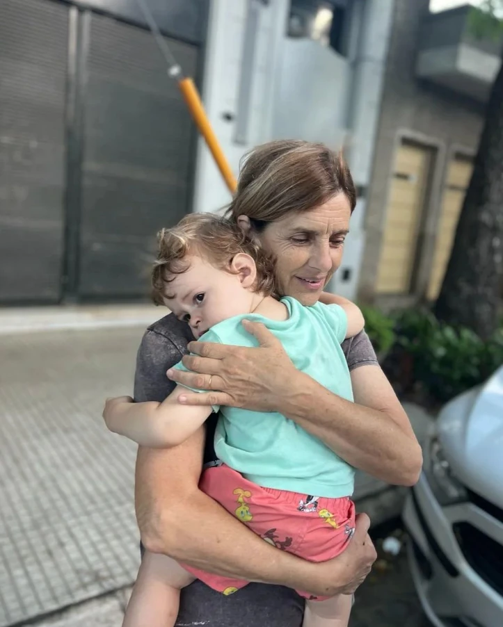 Silvia Kutika con su nieto, Faustino