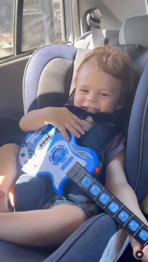 Silvia Kutika con su nieto, Faustino