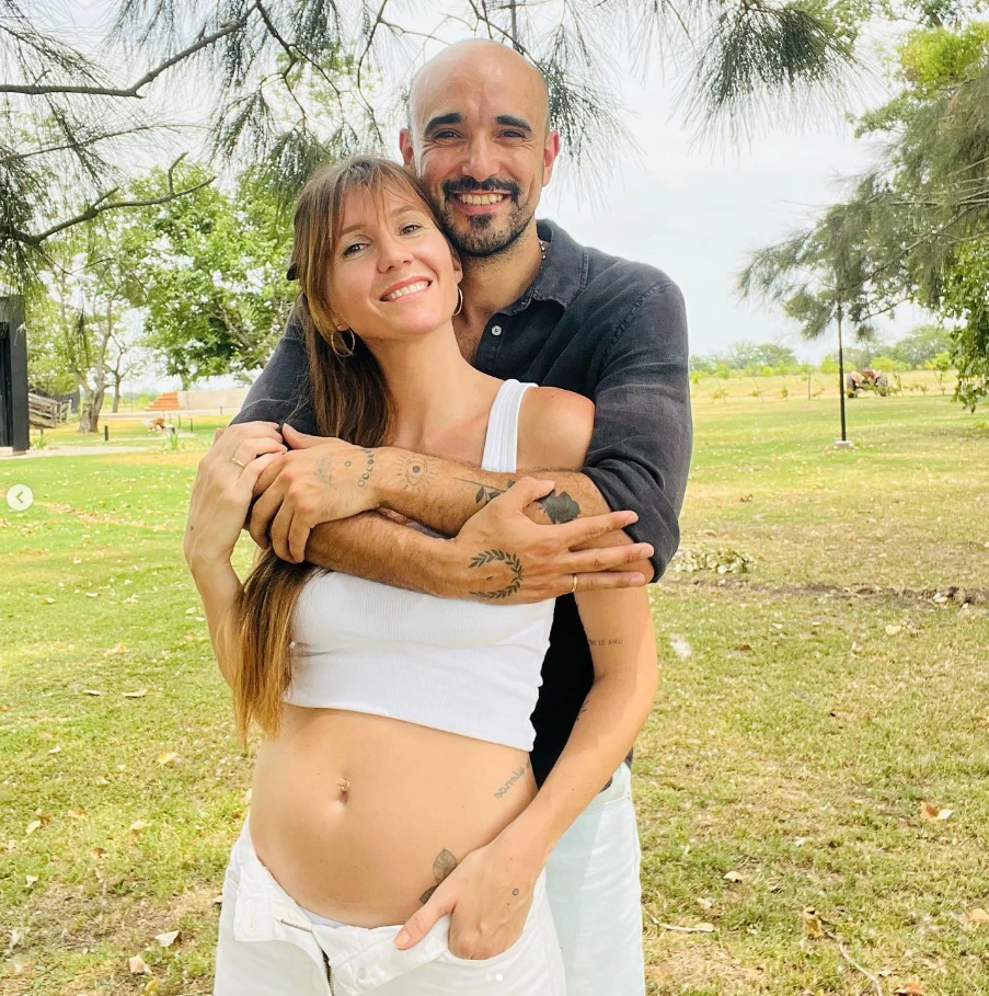 Abel Pintos anunció que serán padres nuevamente junto a su esposa, Mora Calabrese.