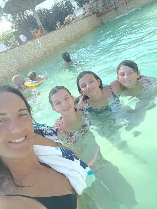 Indiana, Allegra y Sienna Cubero con su papá, Mica Viciconte y Sole Cubero en sus vacaciones en las termas de Villa Elisa