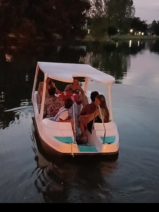 Indiana, Allegra y Sienna Cubero con su papá, Mica Viciconte y Sole Cubero en sus vacaciones en las termas de Villa Elisa
