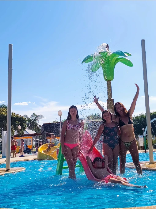 Indiana, Allegra y Sienna Cubero con su papá, Mica Viciconte y Sole Cubero en sus vacaciones en las termas de Villa Elisa