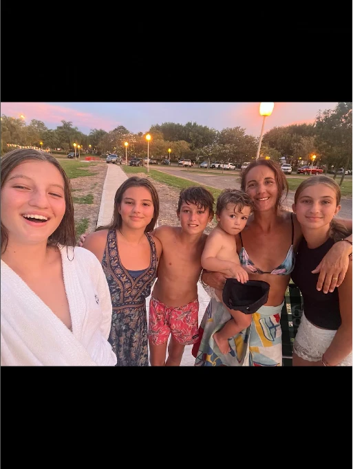 Indiana, Allegra y Sienna Cubero con su papá, Mica Viciconte y Sole Cubero en sus vacaciones en las termas de Villa Elisa