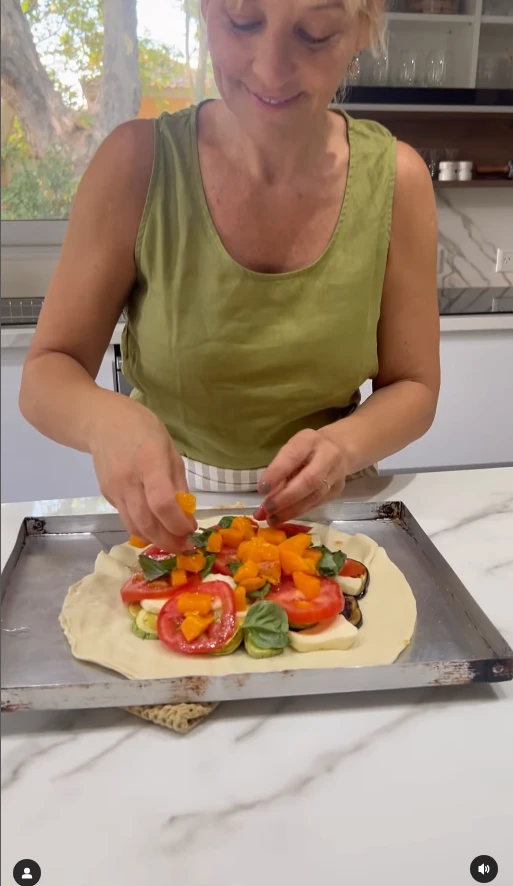 Tarta de vegetales asados con queso cremoso, por Jimena Monteverde.