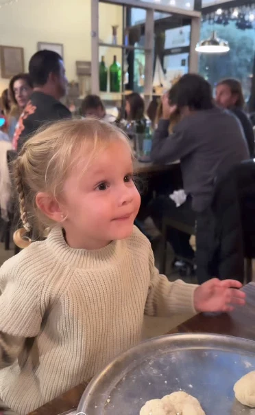 Ana García Moritán amasó pizza. 