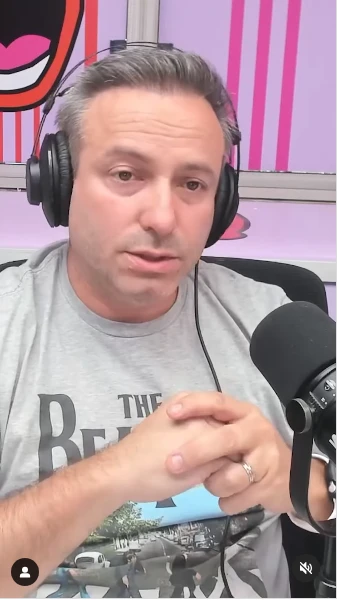 Sebastián Almada contando su experiencia de terror tras apretarse un grano