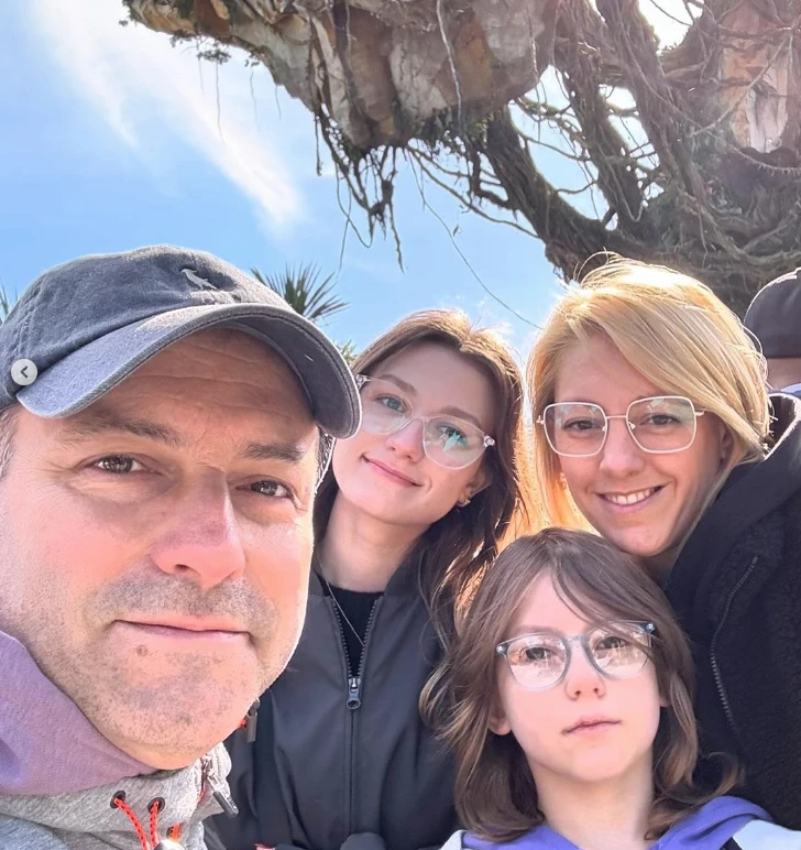 Sebastián Almada con su familia.