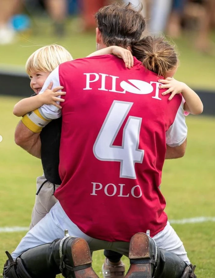 Facundo Pieres con sus hijos.