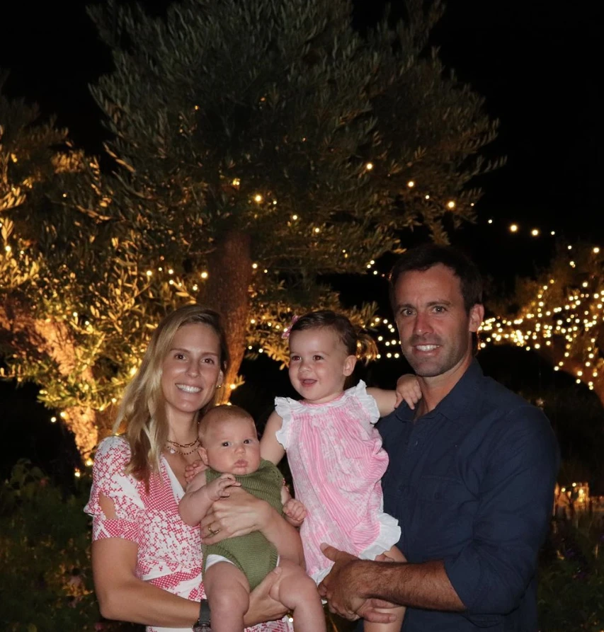 Facundo Pieres con sus hijos y su ex mujer, en 2020.