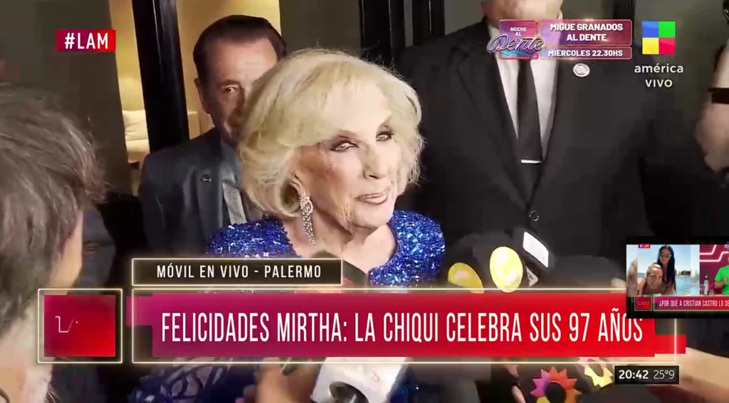 Mirtha Legrand habla con los periodistas en la puerta de su casa